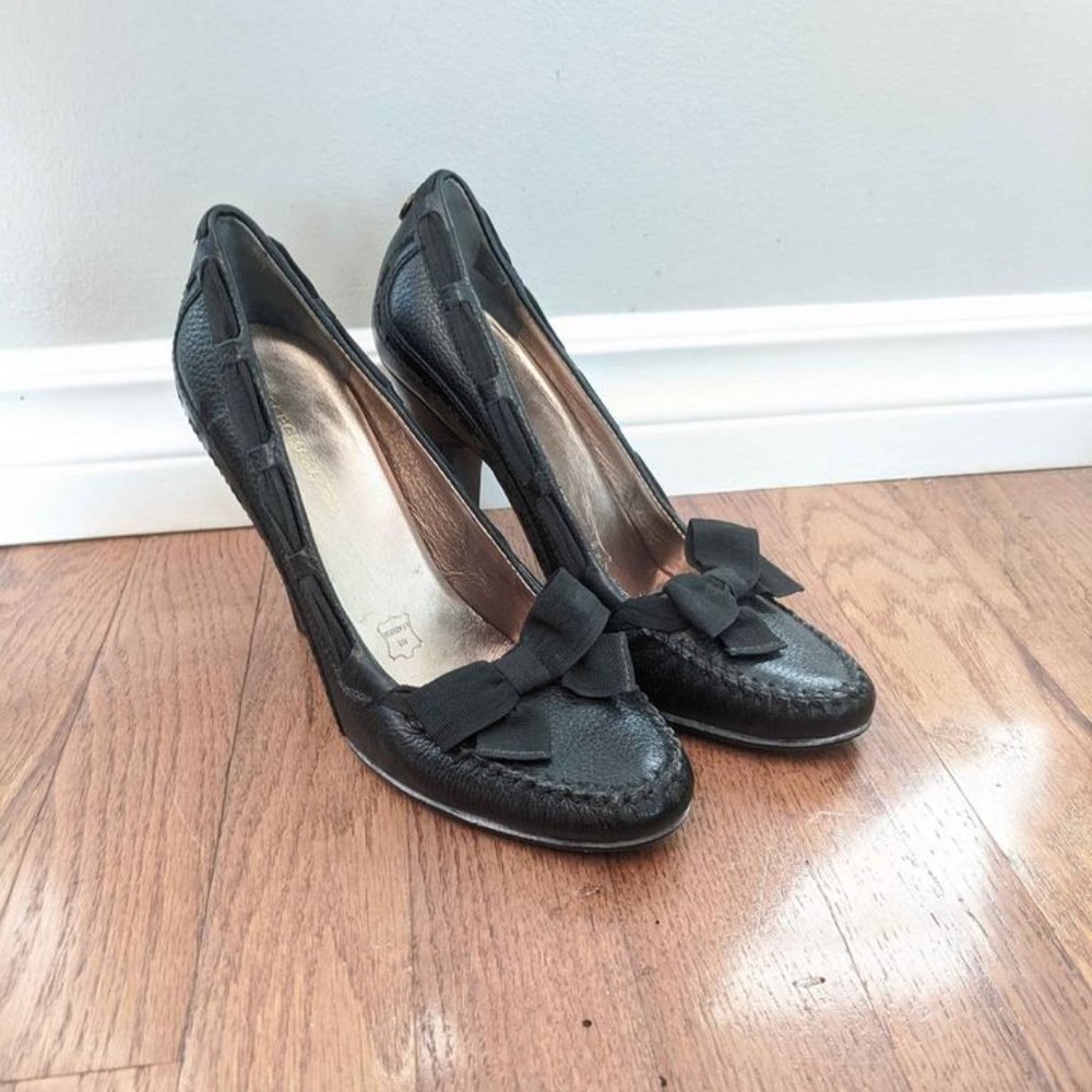 BCBGMAXAZRIA black leather heels with bow